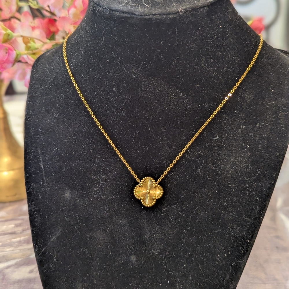 Source Unknown Gold Floral Pendant Necklace